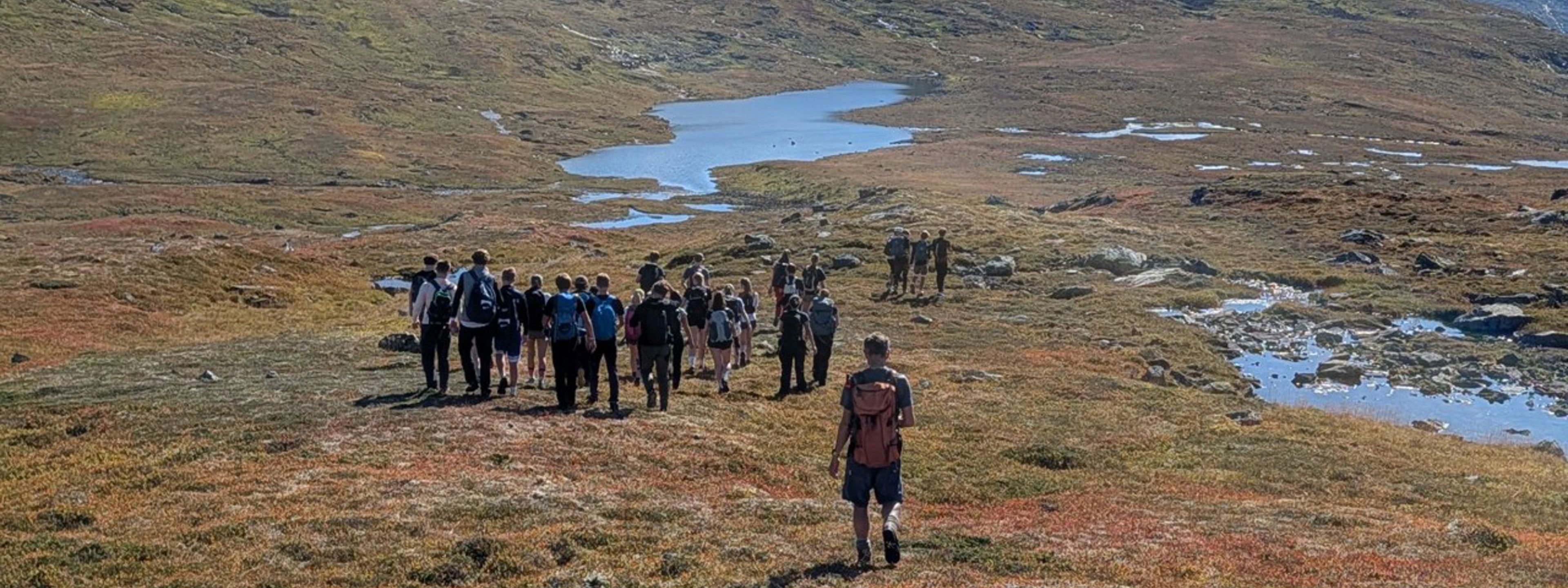 Bilde av elever på tur på Mjølfjell