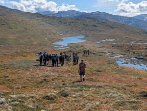 Bilde av elever på tur på Mjølfjell