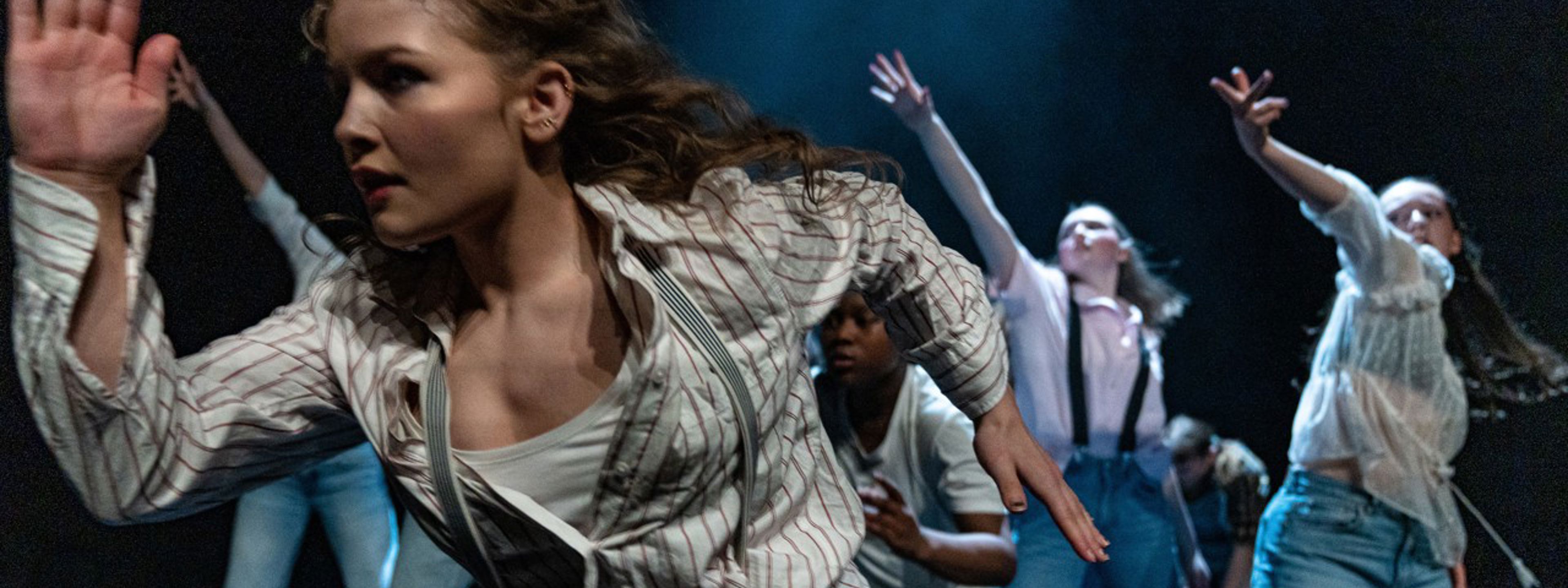 Bilde av dansere på scenen