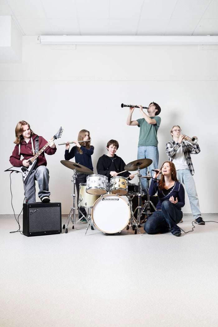 Bilde av elever som spiller på instrumenter