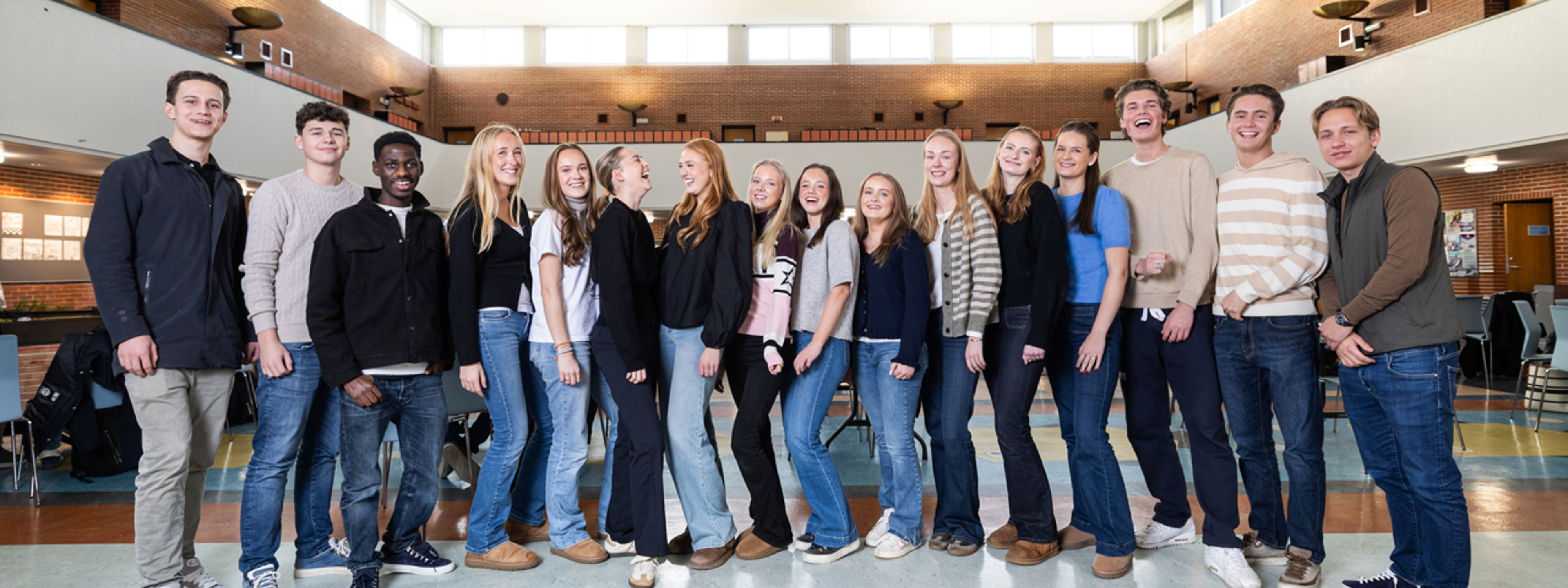 Elever i Langhaugens aula. Foto: Andreas Roksvåg