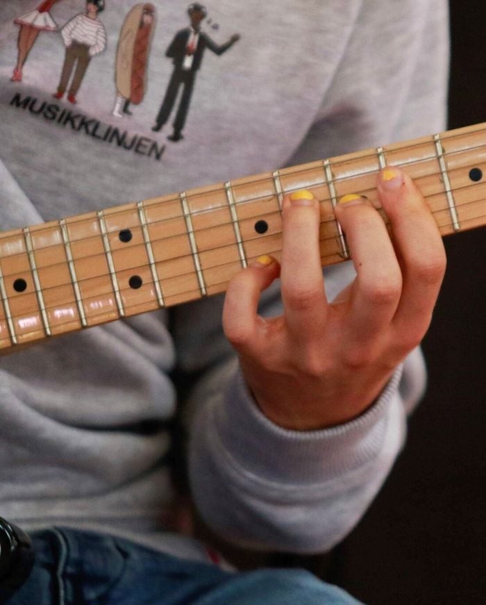 Bilde av elev som spiller gitar